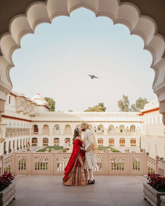2025 wedding decor trends at a palace archway